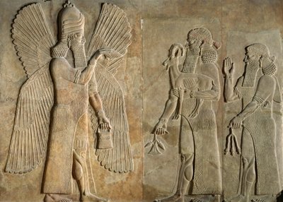 Frise représentant un esprit ailé, un sargon ou prêtre portant une gazelle et un adorateur portant une tige de pavot, du palais de Sargon I, Khorsabad, Irak - Assyrian